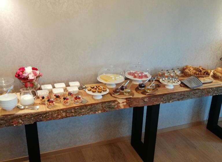 تختخواب و صبحانه La Roseraie