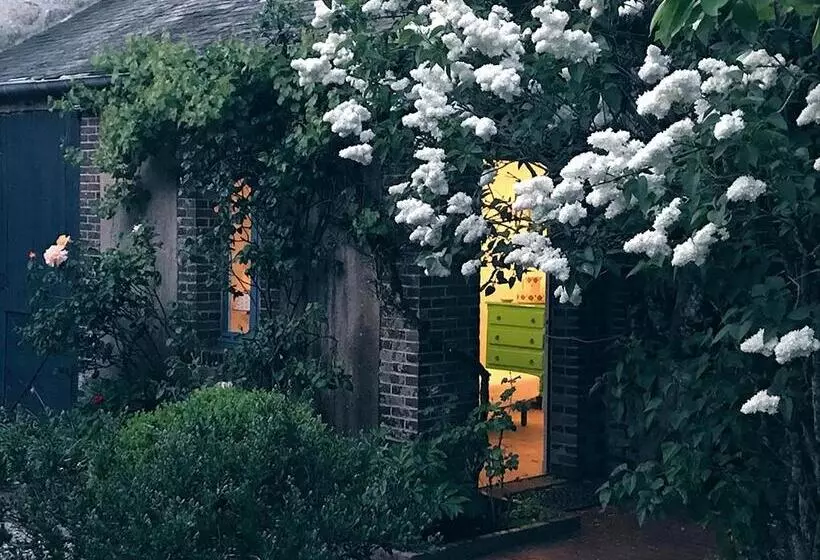 ベッドアンドブレックファースト Le Clos Des Artistes   Chambres D Hôtes