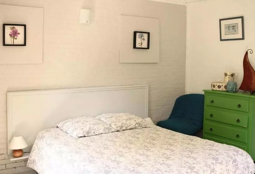 ベッドアンドブレックファースト Le Clos Des Artistes   Chambres D Hôtes