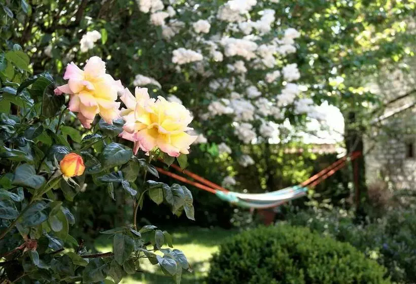 ベッドアンドブレックファースト Le Clos Des Artistes   Chambres D Hôtes