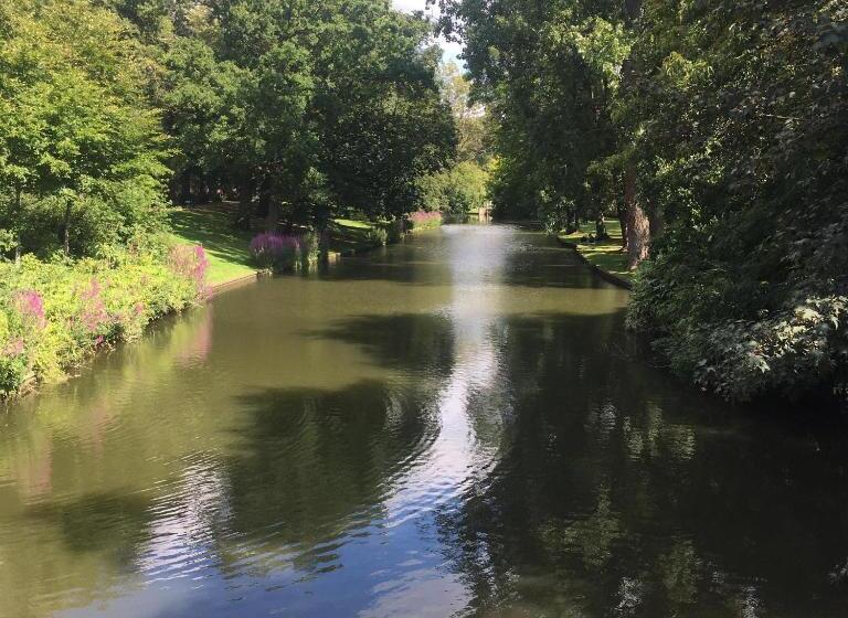 تختخواب و صبحانه Break@bruges