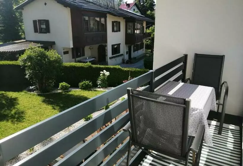 Aamiaismajoitus (B&B) Hillside Rooms