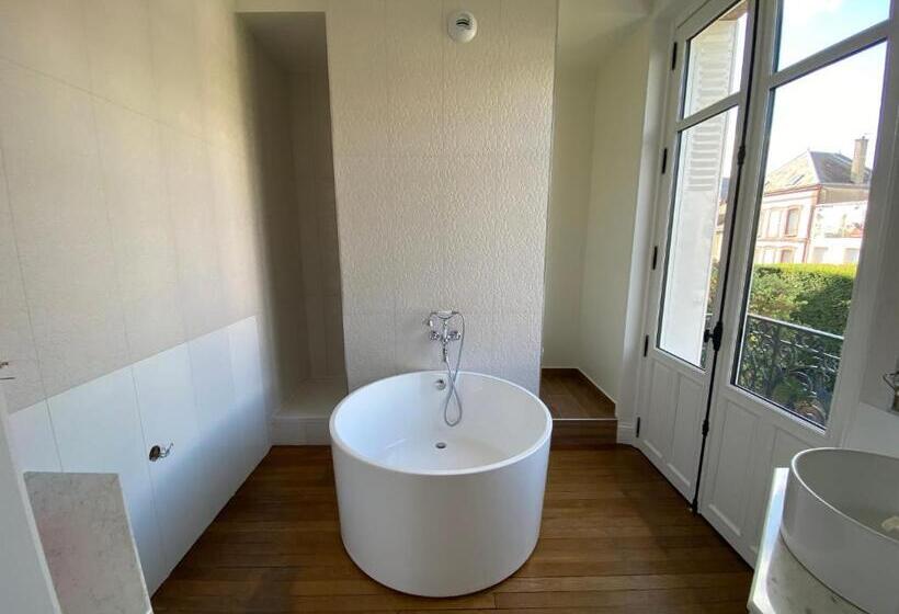 ペンション Maison Blanche Chartres   Maison D Hôtes 5 étoiles