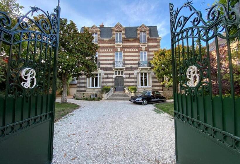 ペンション Maison Blanche Chartres   Maison D Hôtes 5 étoiles