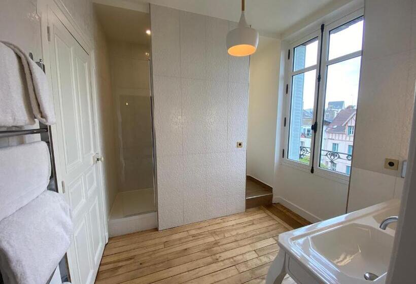 ペンション Maison Blanche Chartres   Maison D Hôtes 5 étoiles