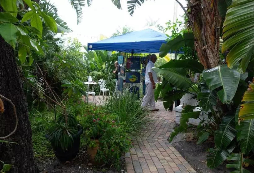 هتل Manatee Palms