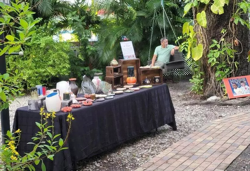 هتل Manatee Palms