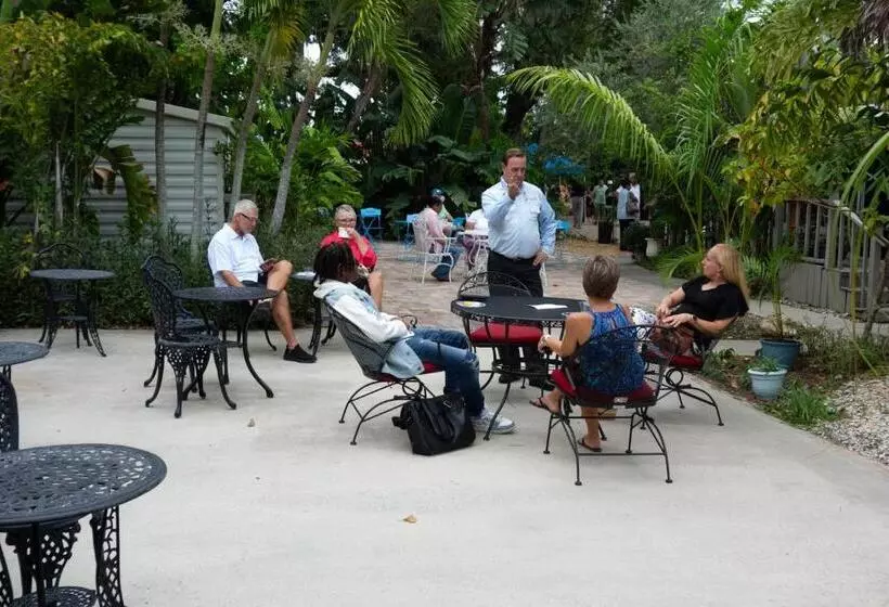 هتل Manatee Palms