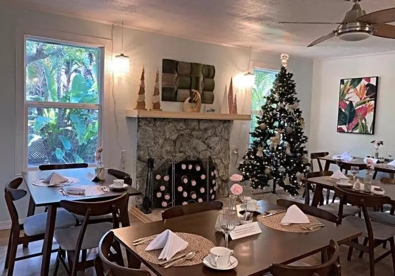 هتل Manatee Palms