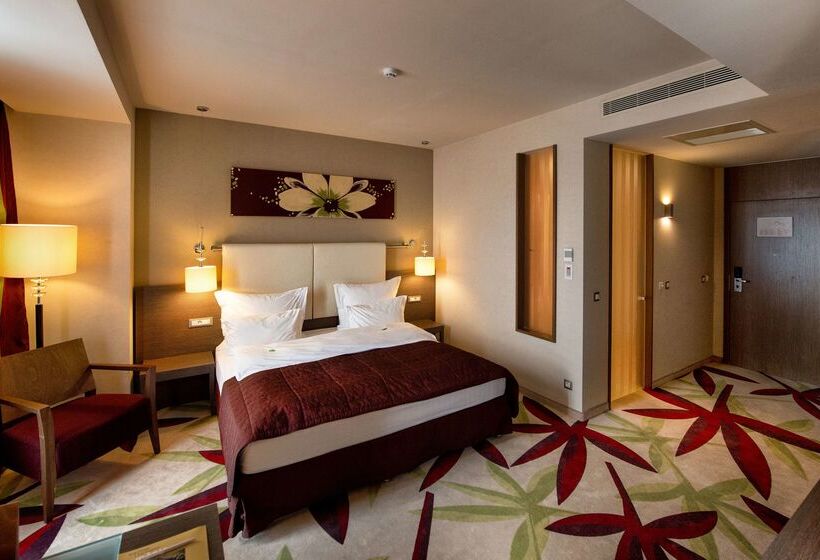 ホテル Golden Tulip Ana Dome