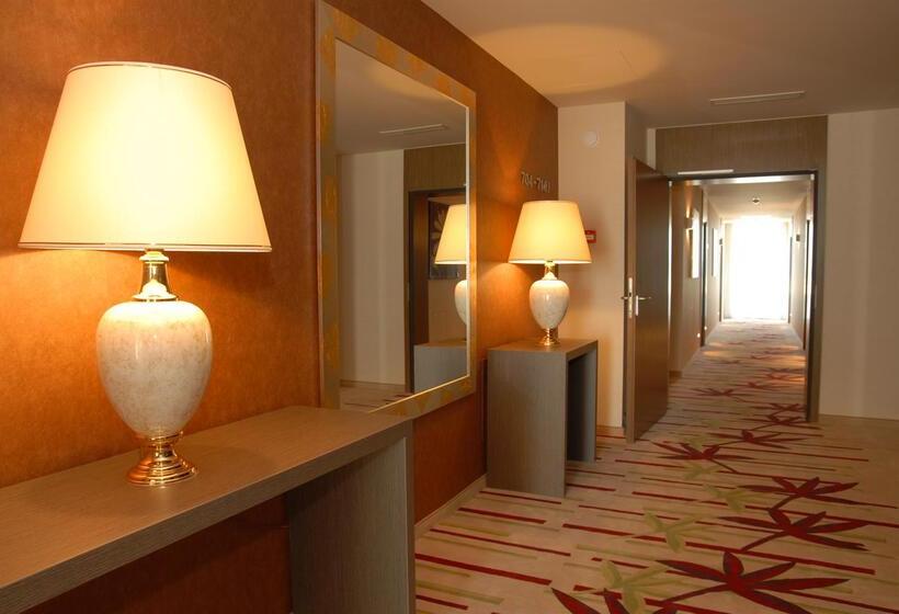 ホテル Golden Tulip Ana Dome