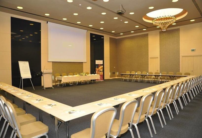 ホテル Golden Tulip Ana Dome