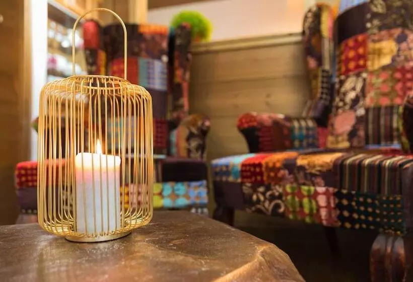 ホテル La Maison Rouge