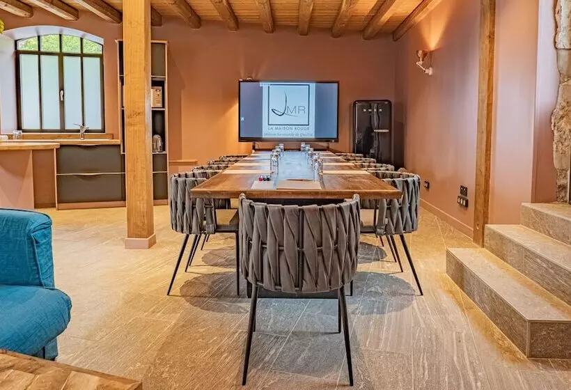 ホテル La Maison Rouge