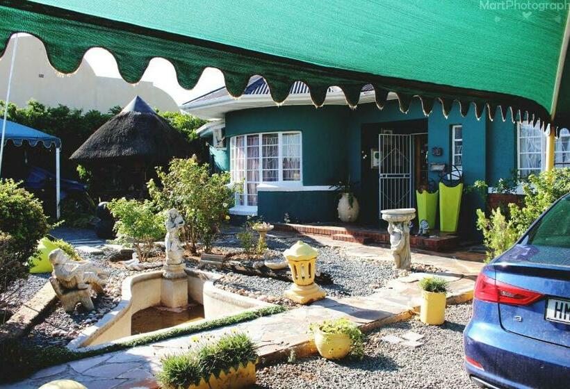 بنسيون Garden Cottage Guest House