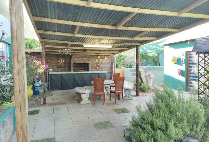 بنسيون Garden Cottage Guest House