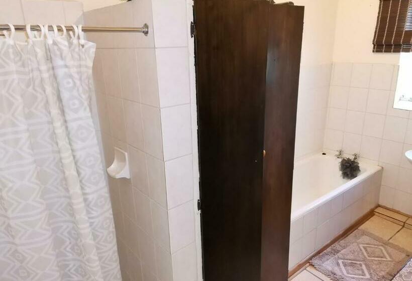 بنسيون Garden Cottage Guest House