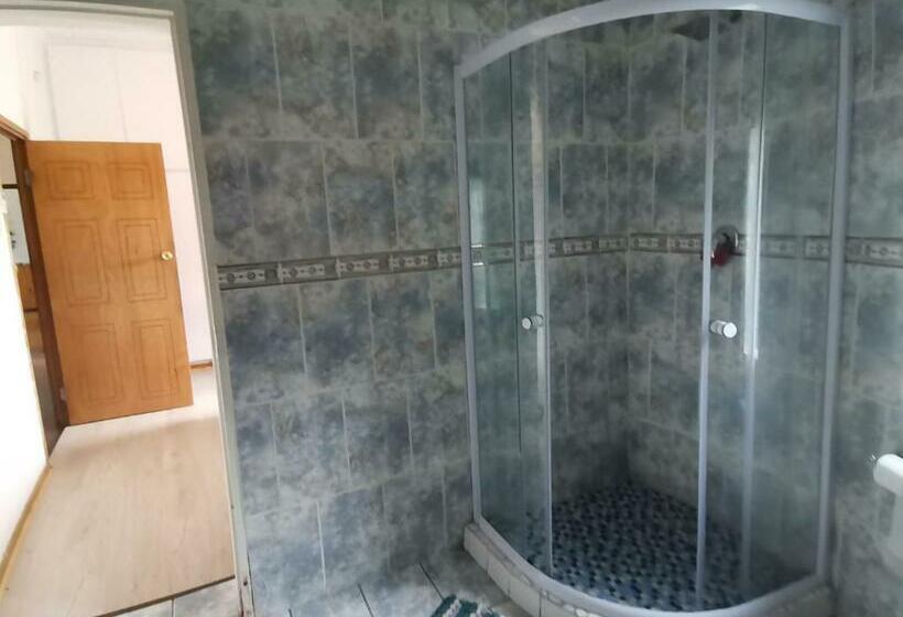 بنسيون Garden Cottage Guest House