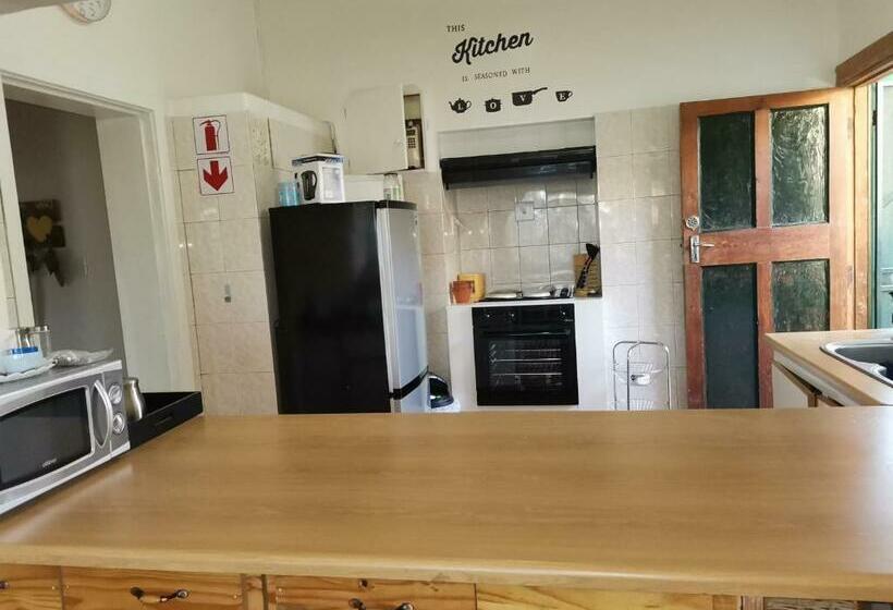 بنسيون Garden Cottage Guest House