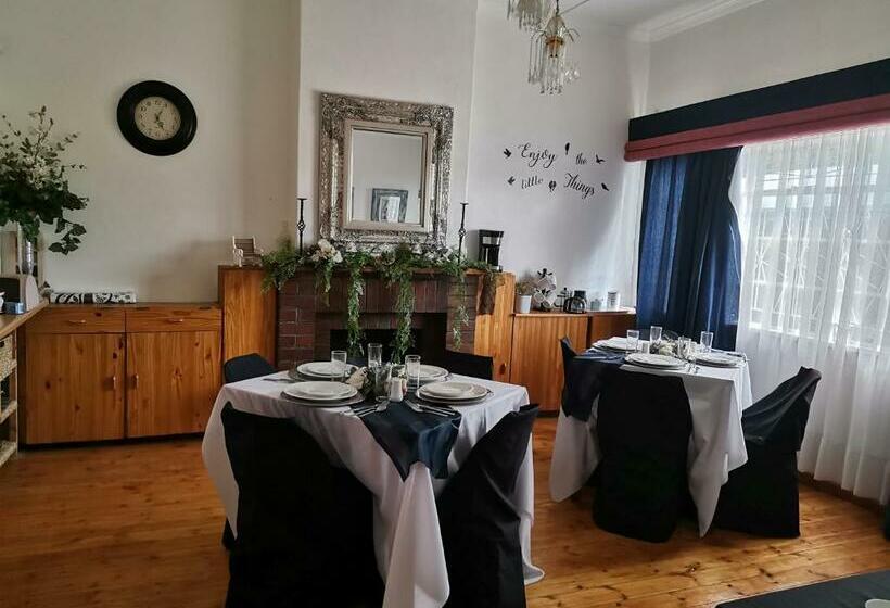 بنسيون Garden Cottage Guest House