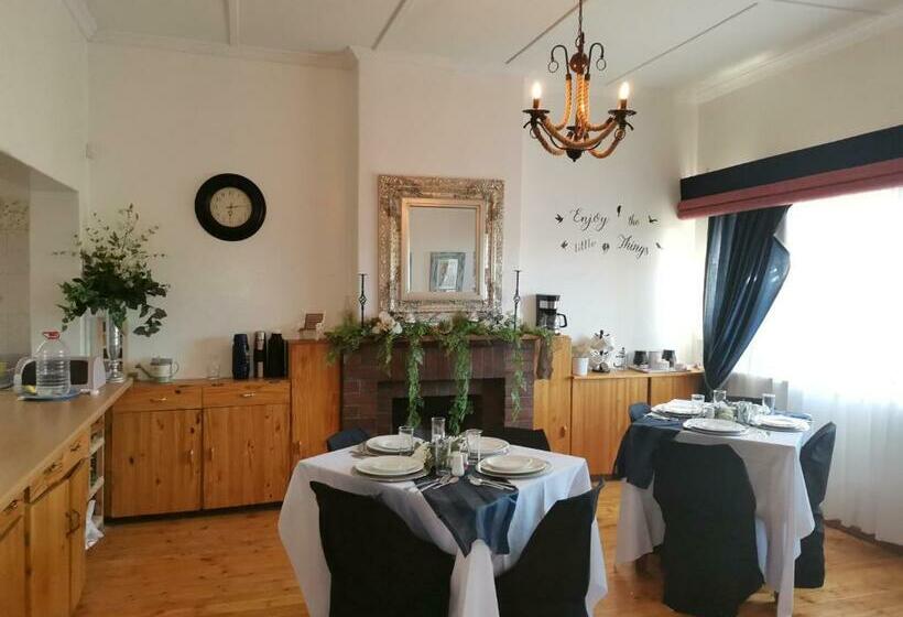 بنسيون Garden Cottage Guest House