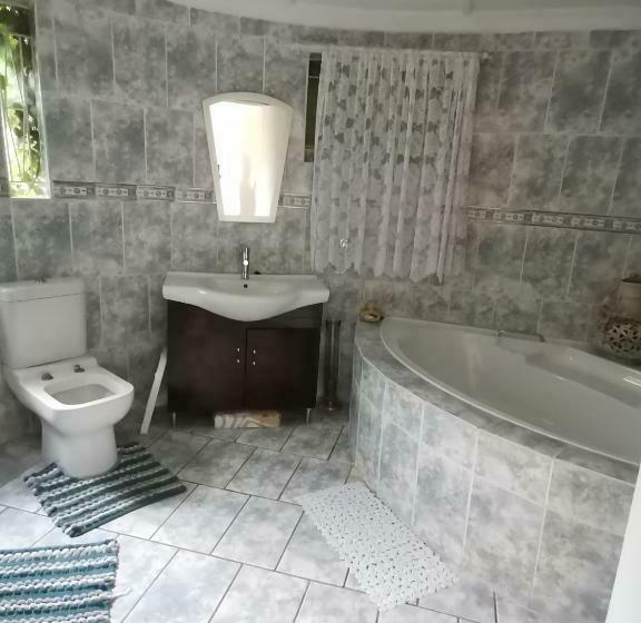 بنسيون Garden Cottage Guest House