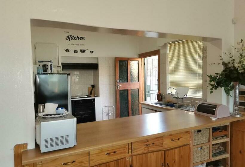 بنسيون Garden Cottage Guest House