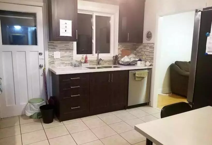 ユースホステル Private Rooms, Free Parking, Full Kitchen, Best Prices In Town  York University Heights