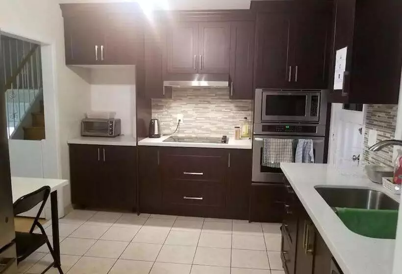 ユースホステル Private Rooms, Free Parking, Full Kitchen, Best Prices In Town  York University Heights