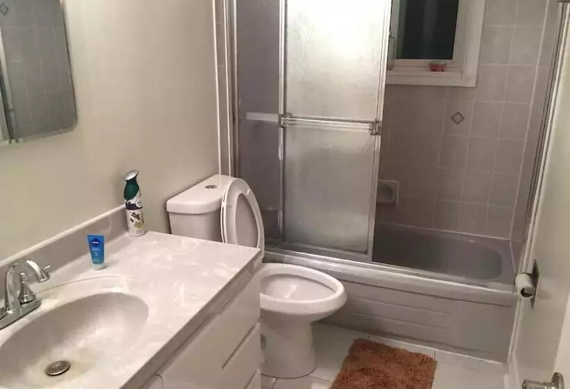 ユースホステル Private Rooms, Free Parking, Full Kitchen, Best Prices In Town  York University Heights