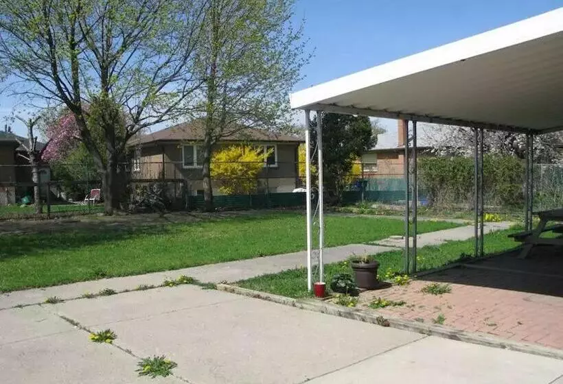 ユースホステル Private Rooms, Free Parking, Full Kitchen, Best Prices In Town  York University Heights