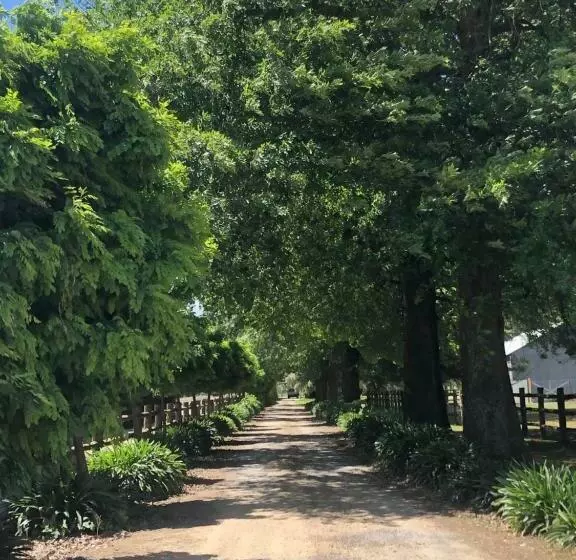 Majatalo Oak Lane Guest House & Farm Stay