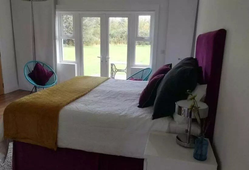 Forest Path Luxury Studio Apartment With Large Bedroom Bathroom And Sauna Sleeps Up To 4