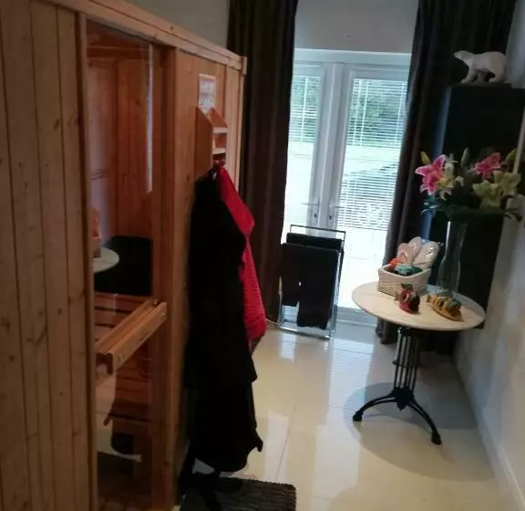 Forest Path Luxury Studio Apartment With Large Bedroom Bathroom And Sauna Sleeps Up To 4