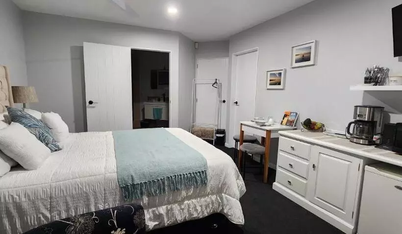 Sunkist B & B