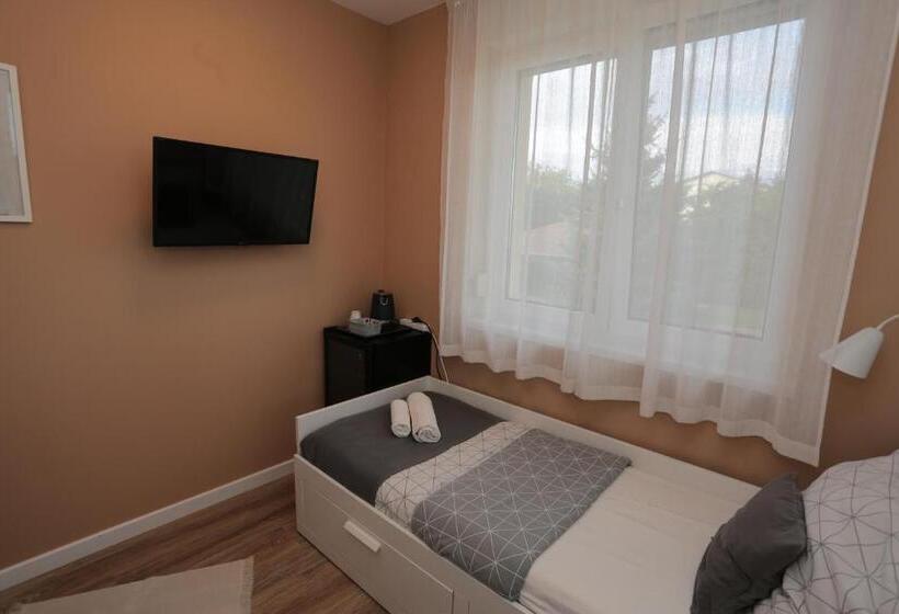 تختخواب و صبحانه Airport Almáskert Panzió