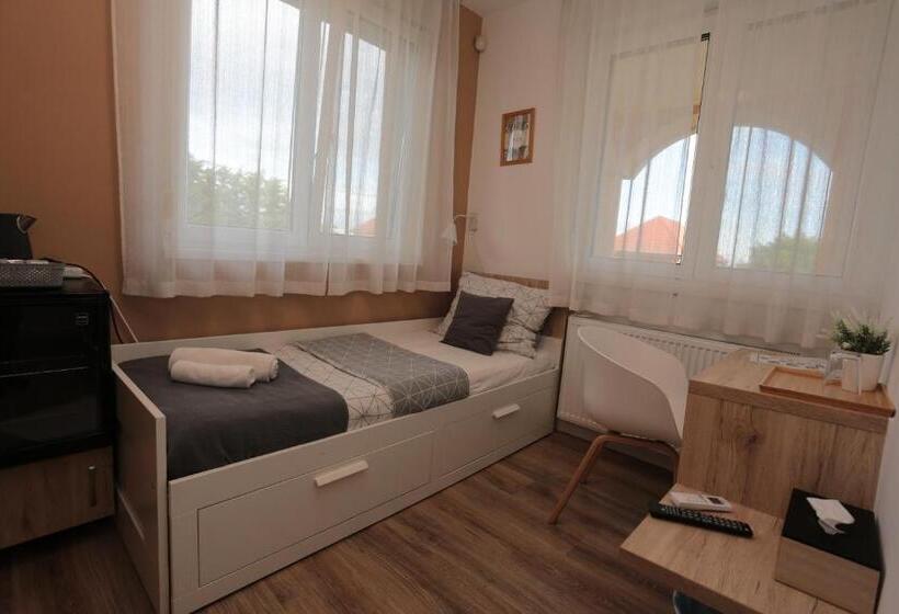 تختخواب و صبحانه Airport Almáskert Panzió