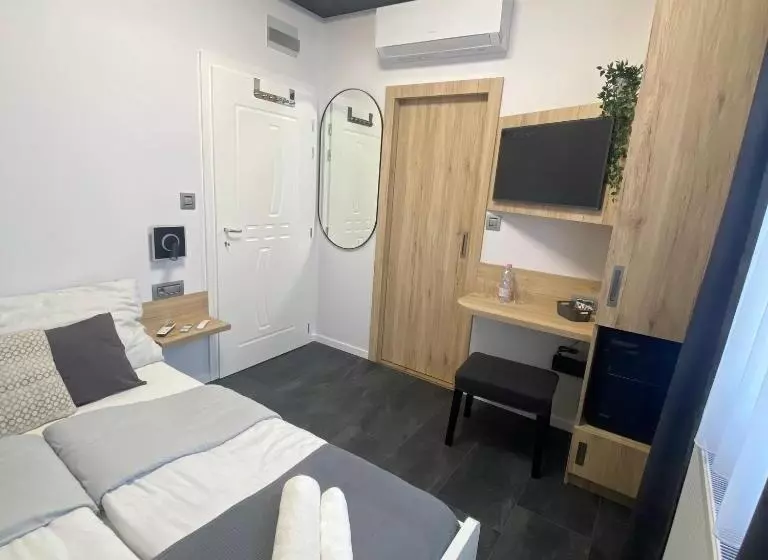تختخواب و صبحانه Airport Almáskert Panzió
