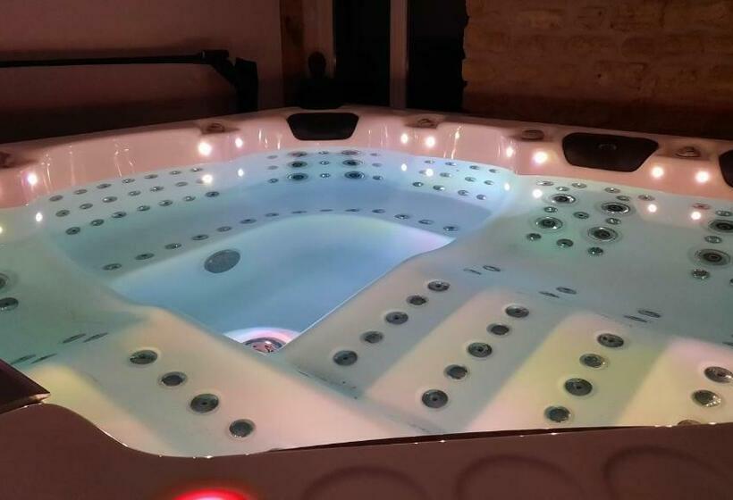 住宿加早餐  La Ptite Adresse Love Room 150 M2 Piscine Intérieure Chauffé Privée & Spa Privée Parking Gratuit