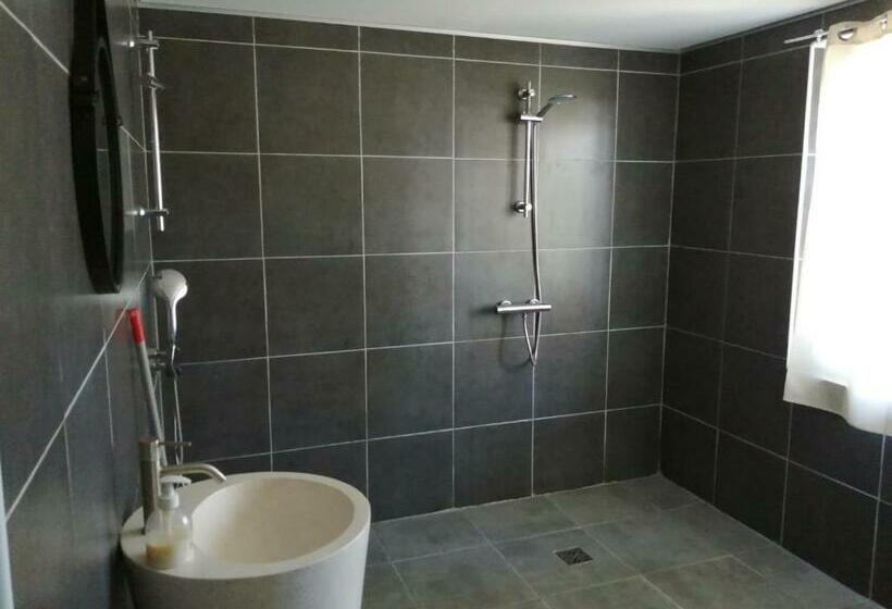 住宿加早餐  La Ptite Adresse Love Room 150 M2 Piscine Intérieure Chauffé Privée & Spa Privée Parking Gratuit