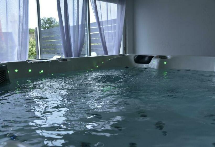 住宿加早餐  La Ptite Adresse Love Room 150 M2 Piscine Intérieure Chauffé Privée & Spa Privée Parking Gratuit