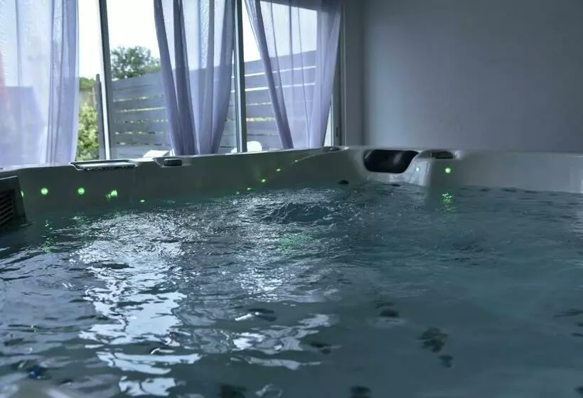 ベッドアンドブレックファースト La Ptite Adresse Love Room 150 M2 Piscine Intérieure Chauffé Privée & Spa Privée Parking Gratuit