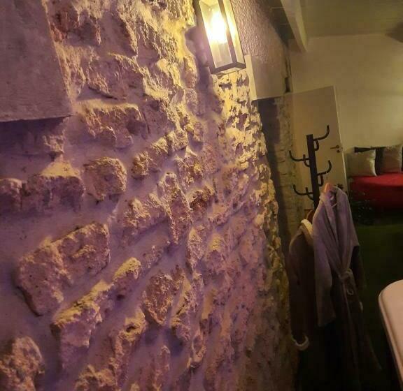 住宿加早餐  La Ptite Adresse Love Room 150 M2 Piscine Intérieure Chauffé Privée & Spa Privée Parking Gratuit