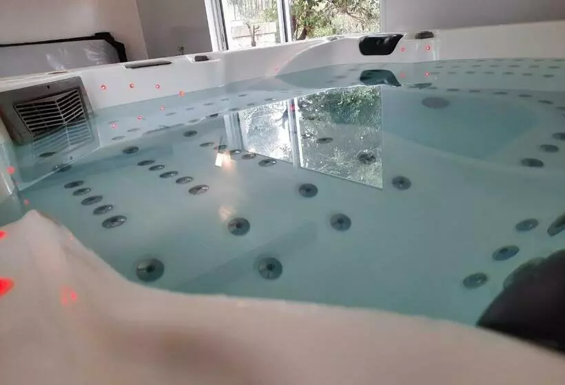 ベッドアンドブレックファースト La Ptite Adresse Love Room 150 M2 Piscine Intérieure Chauffé Privée & Spa Privée Parking Gratuit