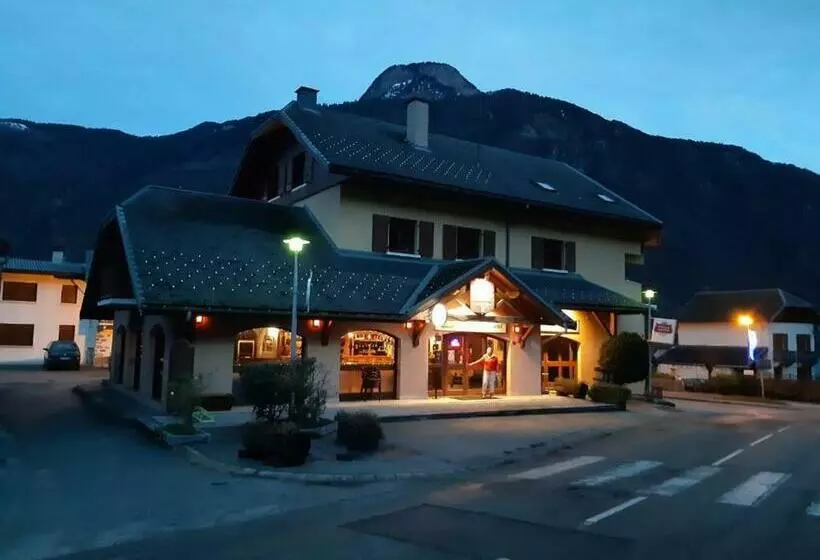 ペンション Le Grand Chatelard Hôtel Bar Restaurant