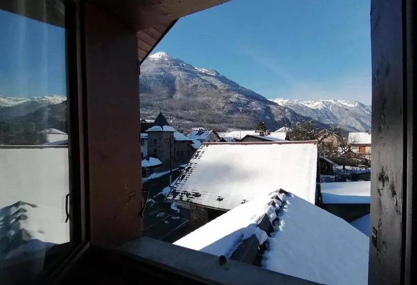 ペンション Le Grand Chatelard Hôtel Bar Restaurant