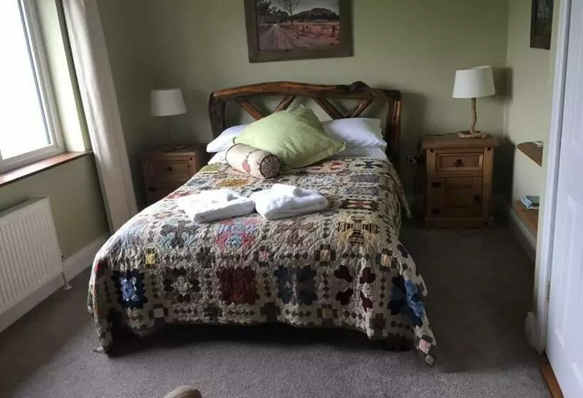 Lyntom House B&b