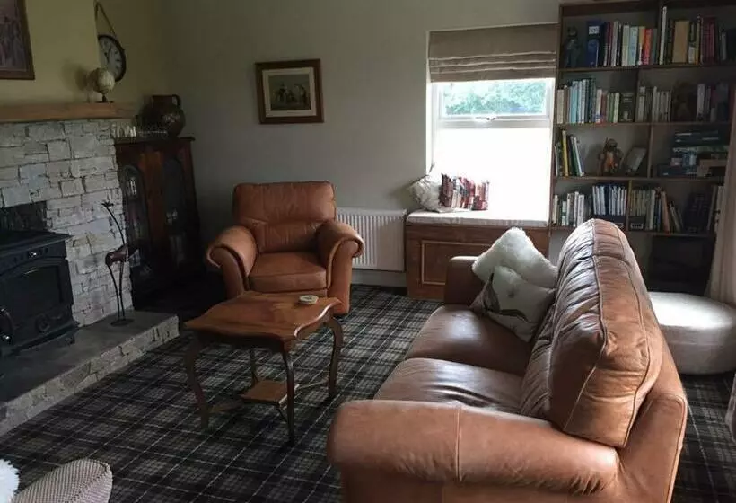Lyntom House B&b