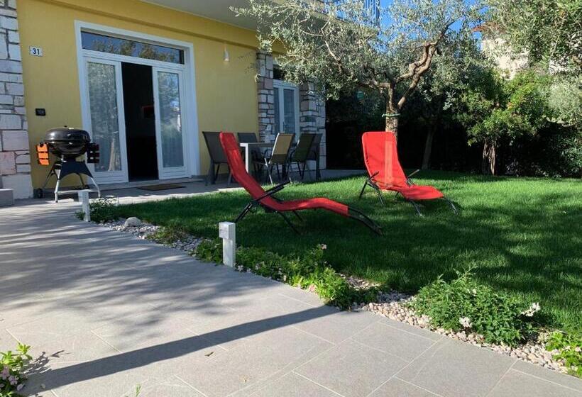 Villa Lori Apartments Garden And Beach