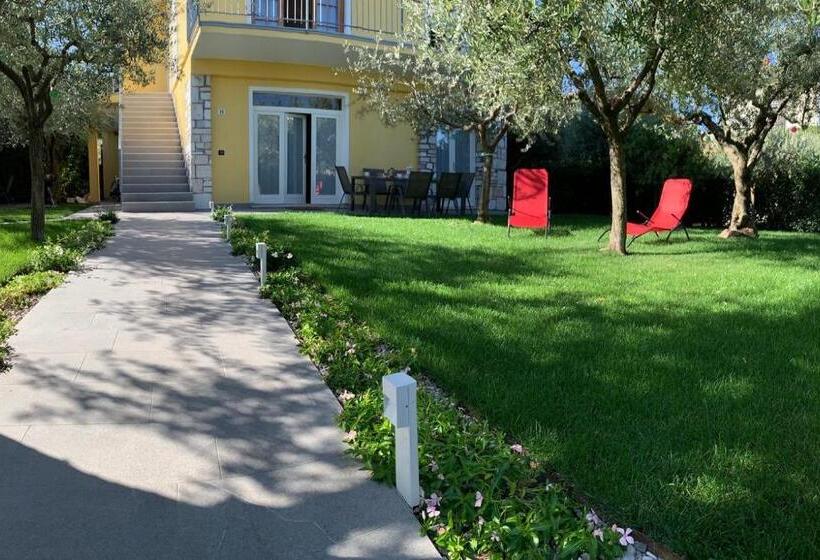 Villa Lori Apartments Garden And Beach